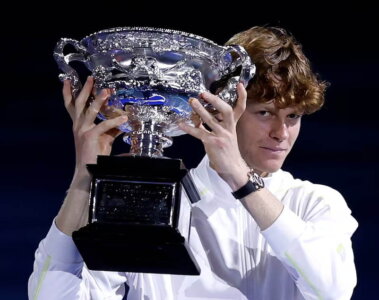 Jannik Sinner levanta el trofeo del Australian Open