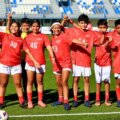 Niños con uniforme de jugadores de futbol