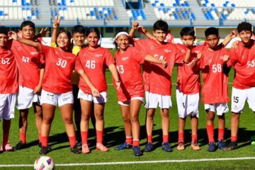 Niños con uniforme de jugadores de futbol