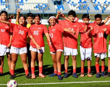 Niños con uniforme de jugadores de futbol