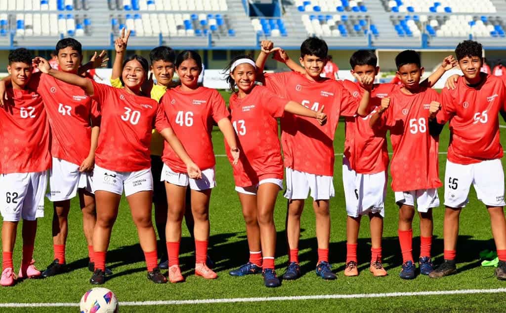 Niños con uniforme de jugadores de futbol