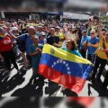 Personas protestando en Venezuela