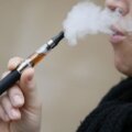 persona fumando un cigarrillo electronico