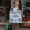 migrante de origen ruso Tajir canta para recibir ayuda