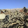 calle cubierta de escombros en Shigatse, en Tíbet