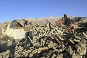 calle cubierta de escombros en Shigatse, en Tíbet