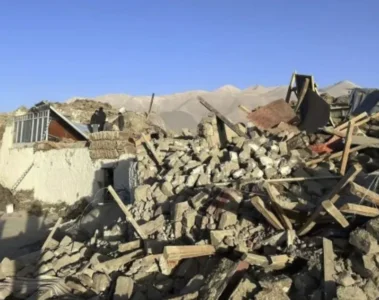 calle cubierta de escombros en Shigatse, en Tíbet