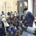 personas en una clinica esperando a ser atendidas debido al hmpv