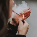 mujer fumando cigarrillo