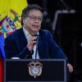 Petro hablando en un evento