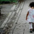 Niña huerfana caminando sola