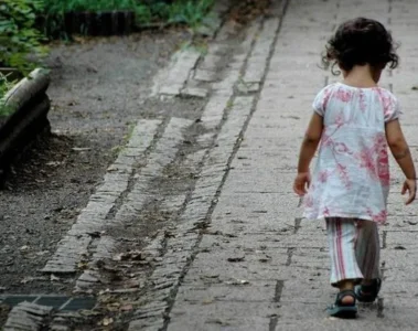 Niña huerfana caminando sola