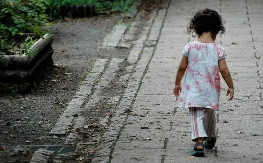 Niña huerfana caminando sola