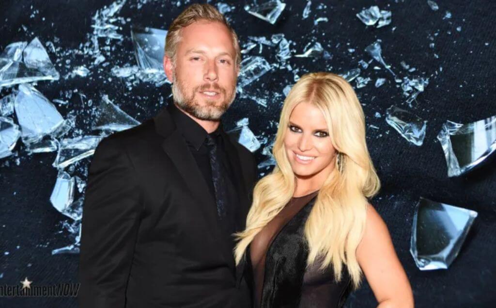 Jessica Simpson y Eric Johnson posando en una gala