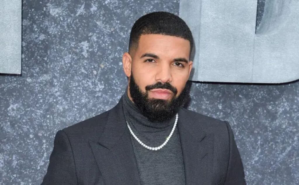 Drake posando en una gala