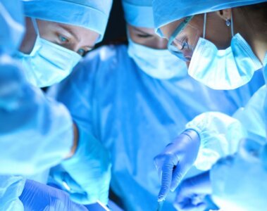 Médicos en españa haciendo transplante de orgános