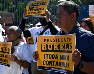 Manifestantes frente a la Asamblea Legislativa