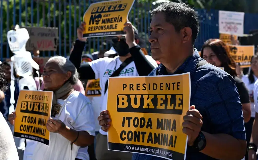 Manifestantes frente a la Asamblea Legislativa