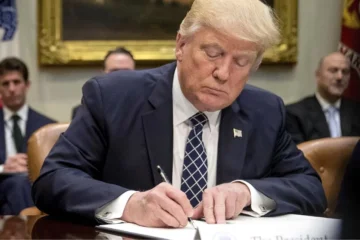 Trump firmando decretos en la casa blanca