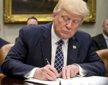 Trump firmando decretos en la casa blanca