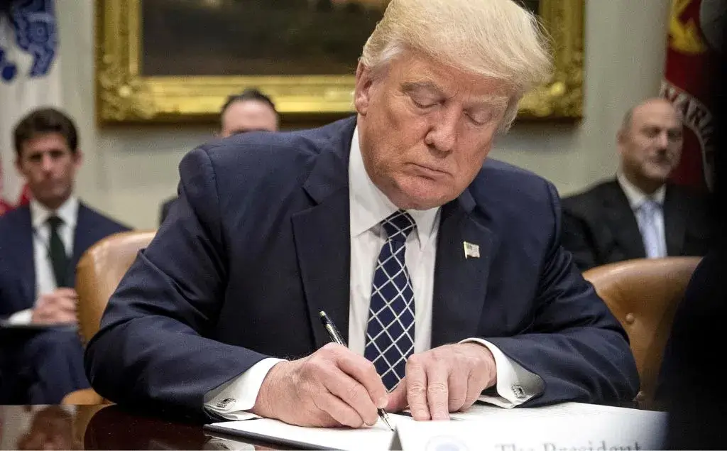 Trump firmando decretos en la casa blanca