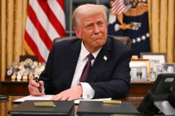 Trump firmando acuerdos en la casa blanca