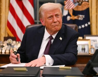 Trump firmando acuerdos en la casa blanca