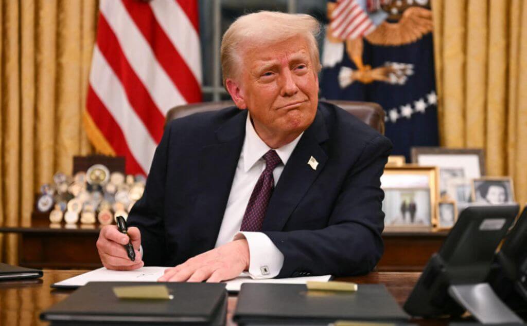 Trump firmando acuerdos en la casa blanca