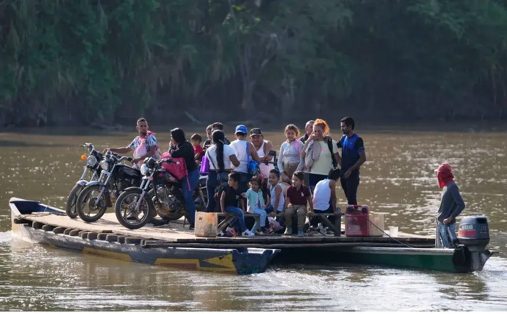 Personas huyendo en el catatumbo