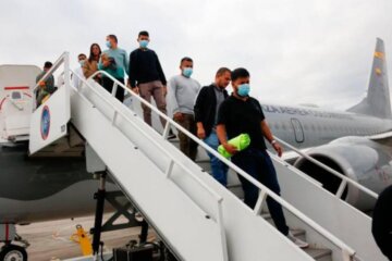 Colombianos deportados bajandóse del avión