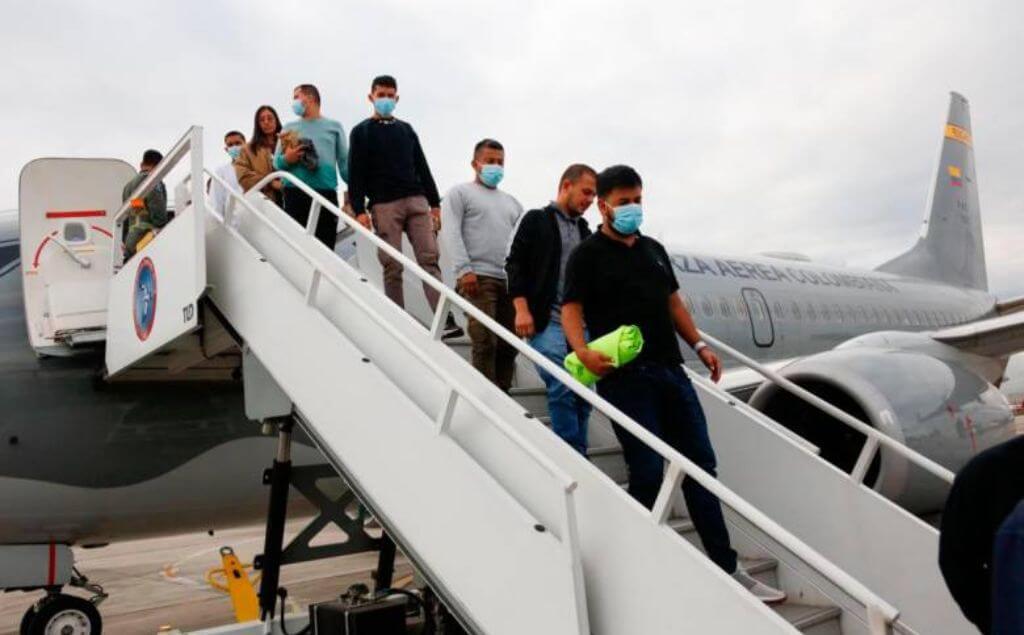 Colombianos deportados bajandóse del avión