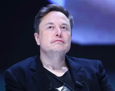 Elon Musk en medio de un evento social