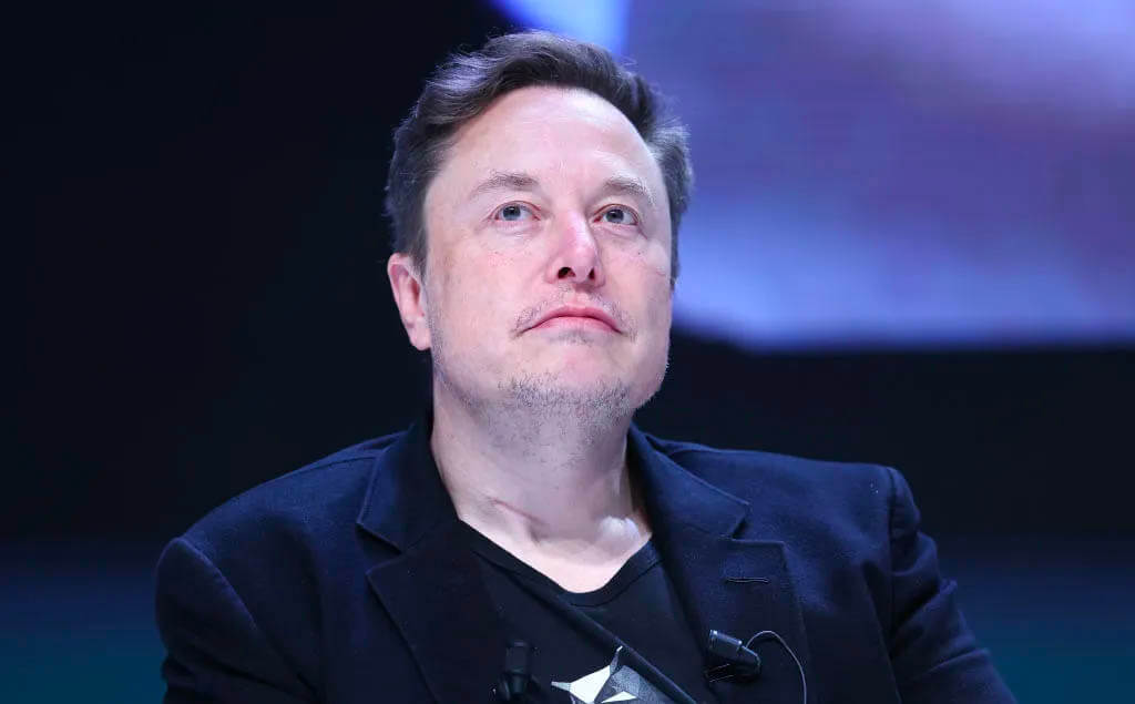 Elon Musk en medio de un evento social