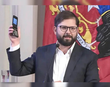 Gabriel Boric mostrando su nuevo celular sin internet