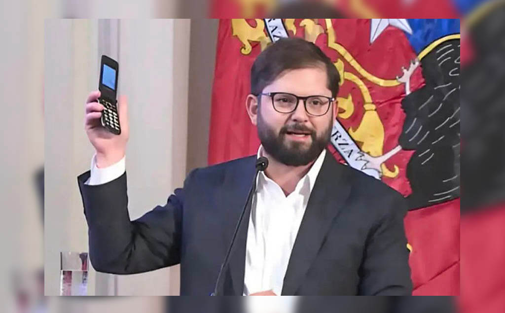 Gabriel Boric mostrando su nuevo celular sin internet