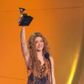 Shakira recibiendo su grammy