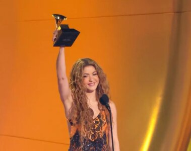 Shakira recibiendo su grammy