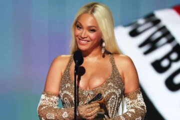 Beyoncé recibiendo su grammy