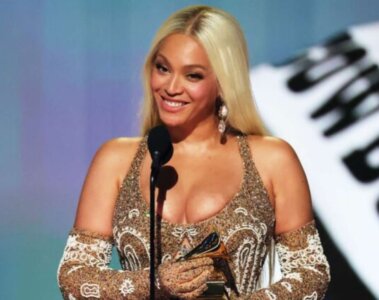 Beyoncé recibiendo su grammy