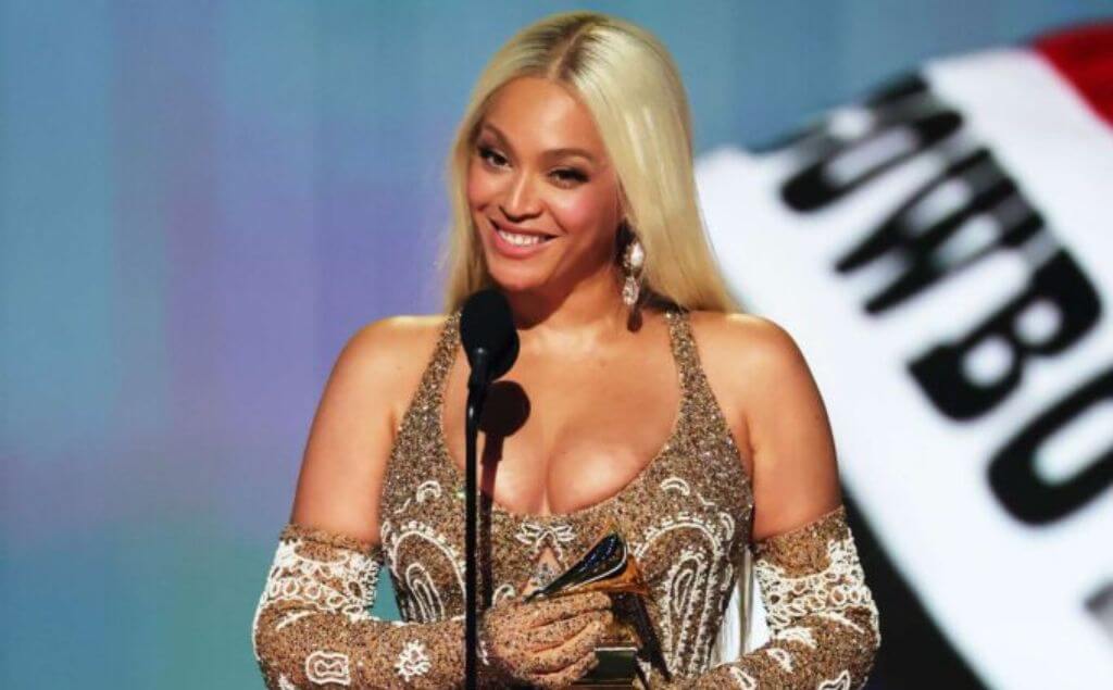 Beyoncé recibiendo su grammy