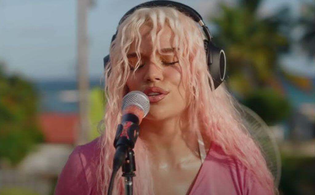 Karol G cantando en el video clip de si antes te hubiera conocido