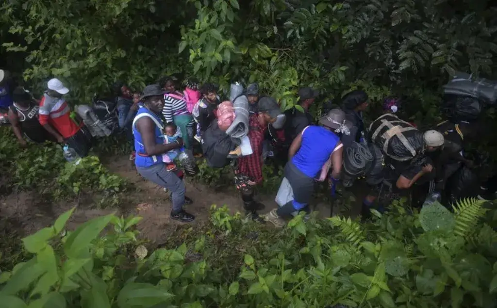 migrantes pasando por el Darién