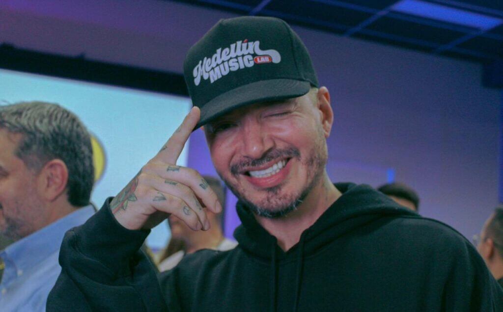 J balvin en su nuevo estudio de grabación