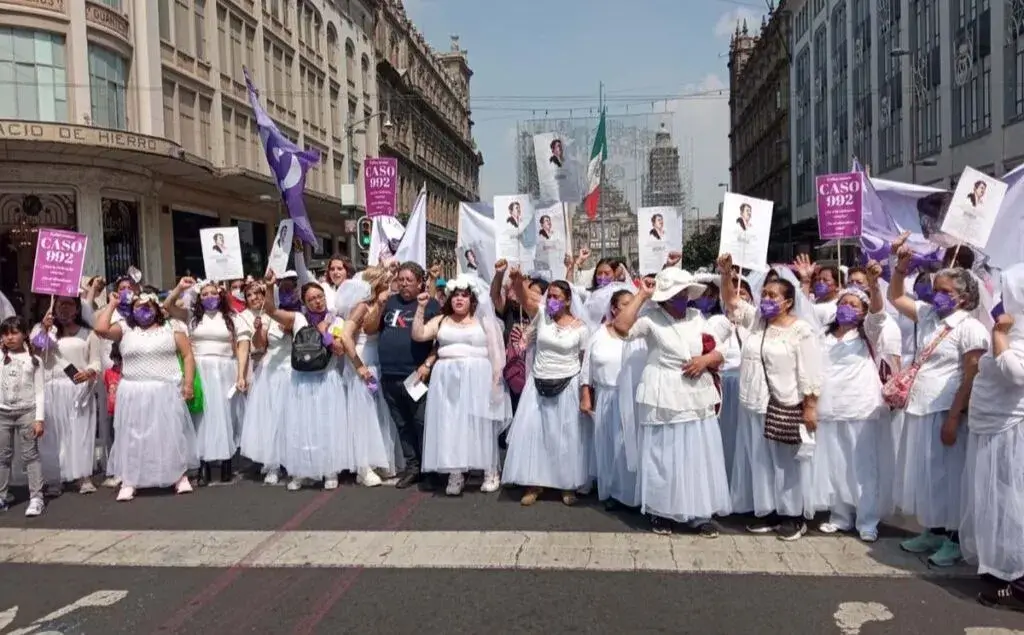 Mujeres vestidas de novia protestan contra la violencia vicaria en CDMX