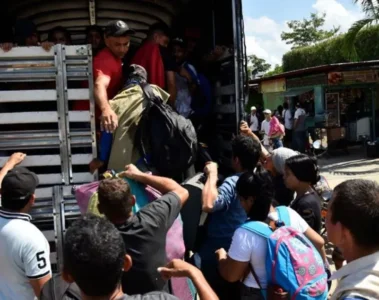 Personas siendo evacuadas en el catatumbo