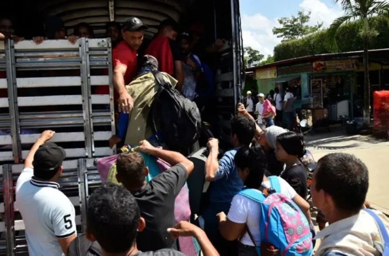 Personas siendo evacuadas en el catatumbo