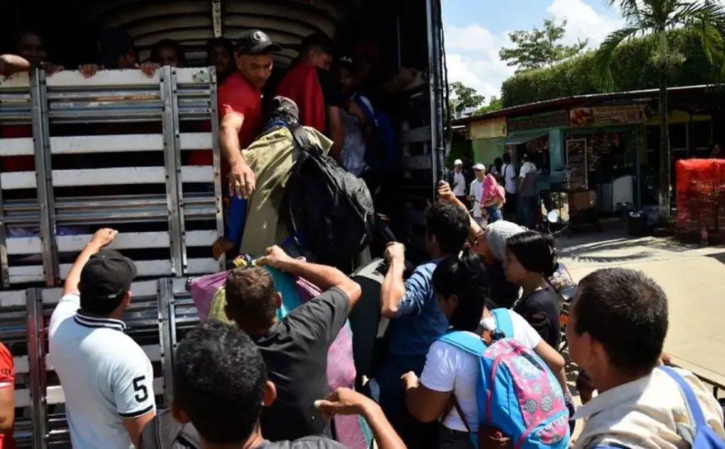 Personas siendo evacuadas en el catatumbo