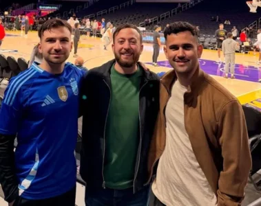 Agustín Laje junto a Mauricio Novelli en un partido de la NBA