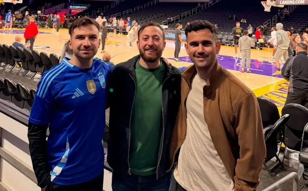 Agustín Laje junto a Mauricio Novelli en un partido de la NBA