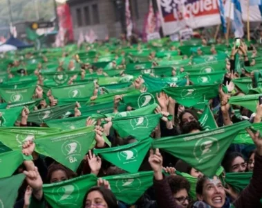 Miles de mujeres alzando su pañuelo verde